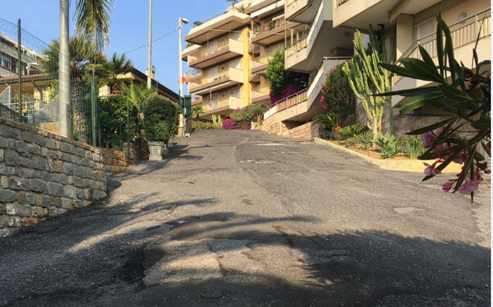 Alcuni abitanti di Sanremo fanno 300 metri di salita a piedi per buttare la spazzatura 5 giorni la settimana./Le immagini