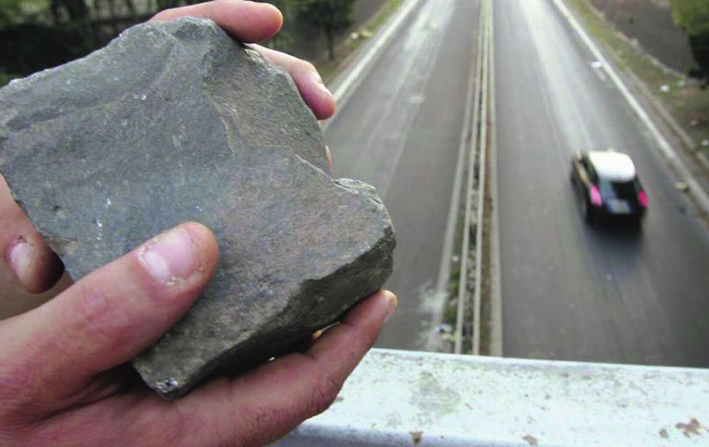 Una banda di ragazzini 15enni gli autori del lancio di sassi dal cavalcavia di Castellazzo Bormida: “Non  sapevamo cosa fare”