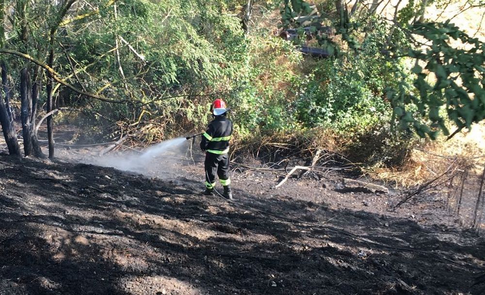 Un treno semina incendi lungo la tratta Tortona-Alessandra. Quattro squadre dei pompieri al lavoro per 3 ore