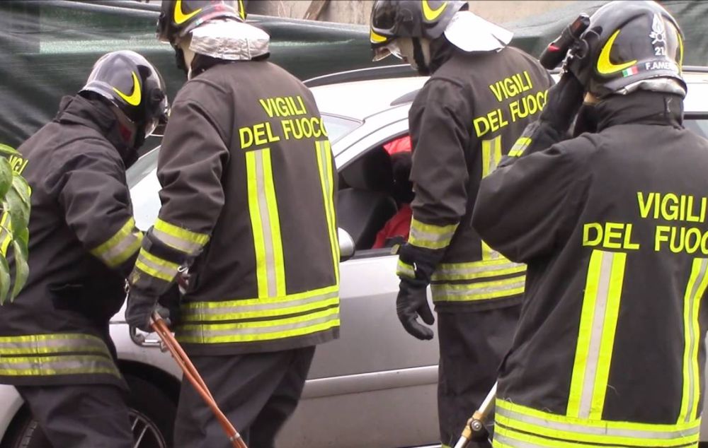 Ad Alessandria cade un albero sulla strada nella centralissima piazza Garibaldi, intervengono i pompieri
