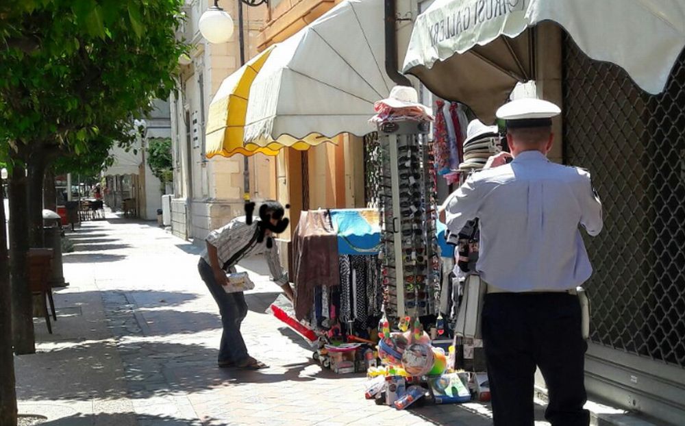 A Diano Marina la comandante dei Vigili Urbani fa da esca e sette mendicanti finiscono nei guai