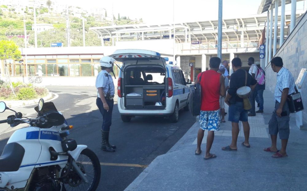 La Polizia municipale di Diano Marina blocca 15 mendicanti alla stazione e li rispedisce indietro. Uno era un profugo da 35 euro al giorno