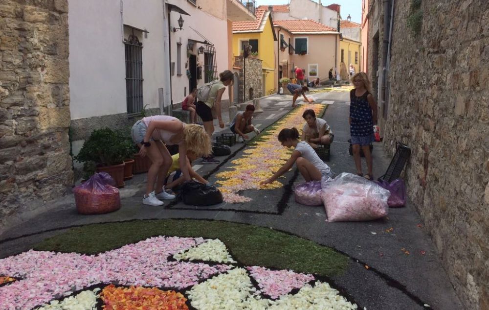 Le immagini di alcuni volontari che hanno lavorato duramente per preparare l’infiorata a Diano Castello