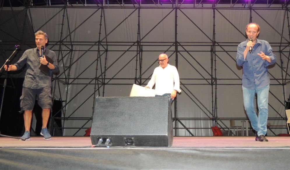 Ale&Franz coinvolgono i tortonesi nel loro spettacolo. E stasera Massimo Ranieri chiude Arena Derthona