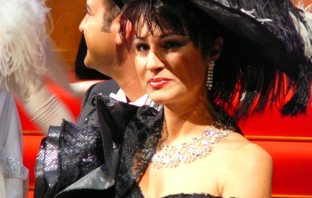 Sabato a Diano Marina arriva l’operetta con la soubrette Elena D’Angelo. Appuntamento da non perdere