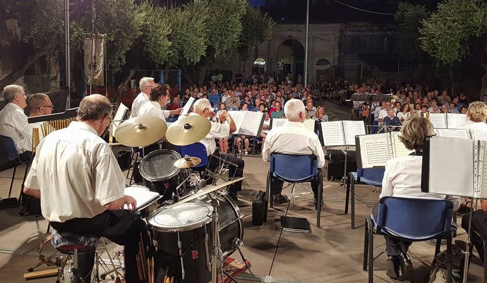 Tutto esaurito a Villa Scarsella per il concerto della Banda Musicale di Diano Marina./Le immagini