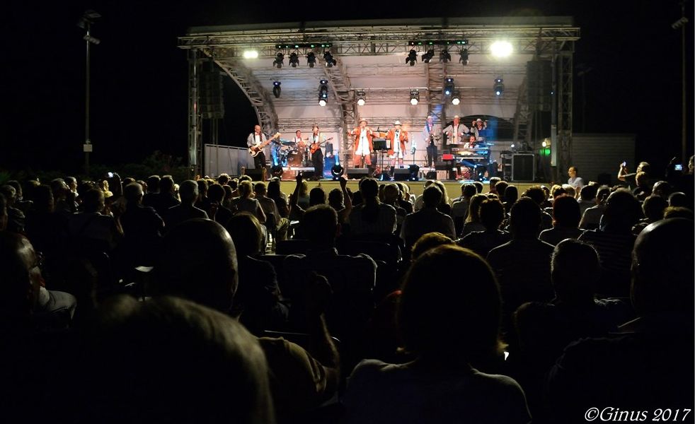 C’era il pubblico delle grandi occasioni domenica sera a Diano Marina per il Cabarock dei Belli Fulminati nel bosco