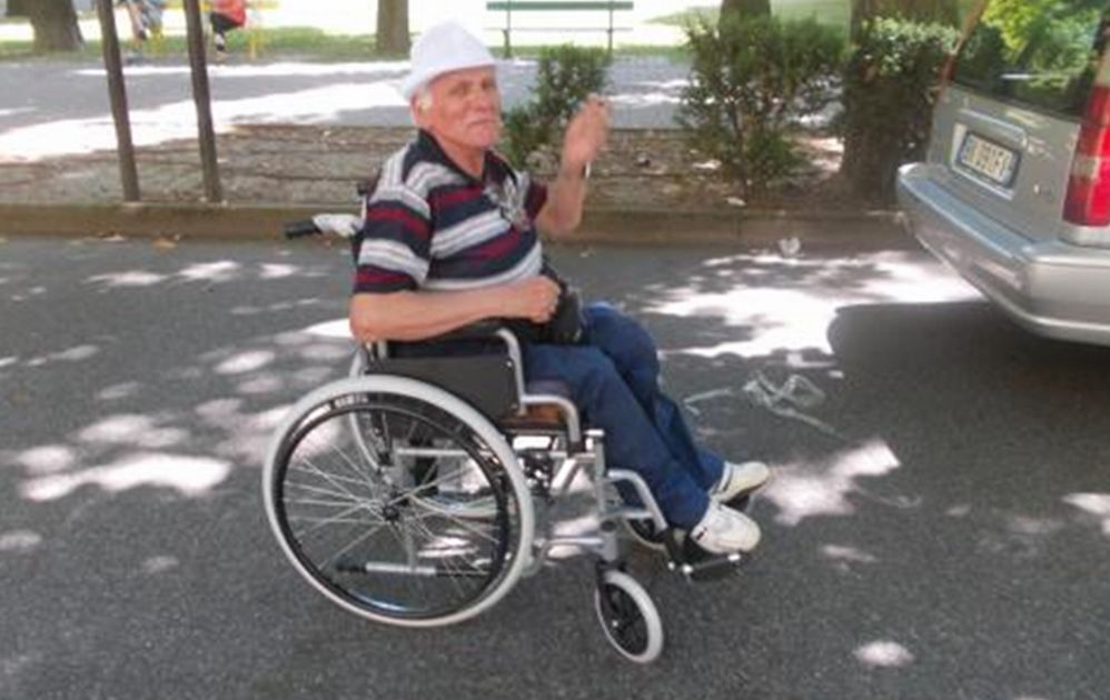 I Cinquestelle di Tortona aiutano Mauro a comperare una nuova sedia a rotelle perché lo Stato gliene dà una solo ogni 5 anni