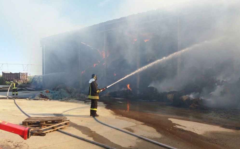 Grave incendio in un fienile a Carentino, i Vigili del fuoco al lavoro dalle 15 di giovedì e ne avranno ancora fino a sabato