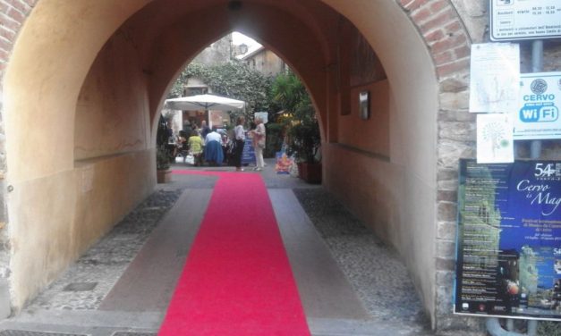 Strisce colorate per le vie di Cervo per indicare ai visitatori i percorsi da seguire