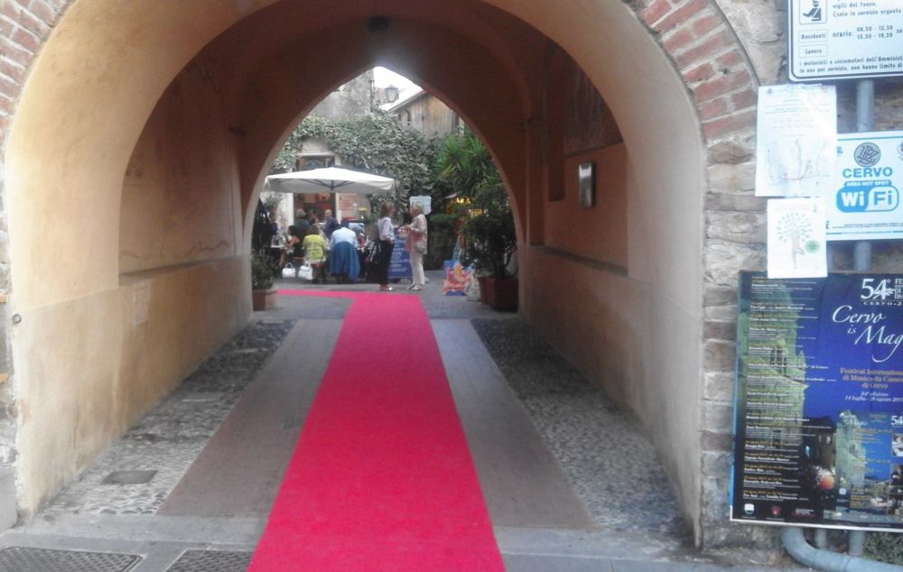 Strisce colorate per le vie di Cervo per indicare ai visitatori i percorsi da seguire