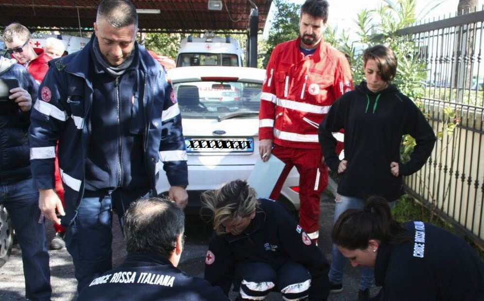 Diano Marina, 60enne rischia di annegare, salvato dal bagnino e dalla Croce Rossa, è grave in ospedale