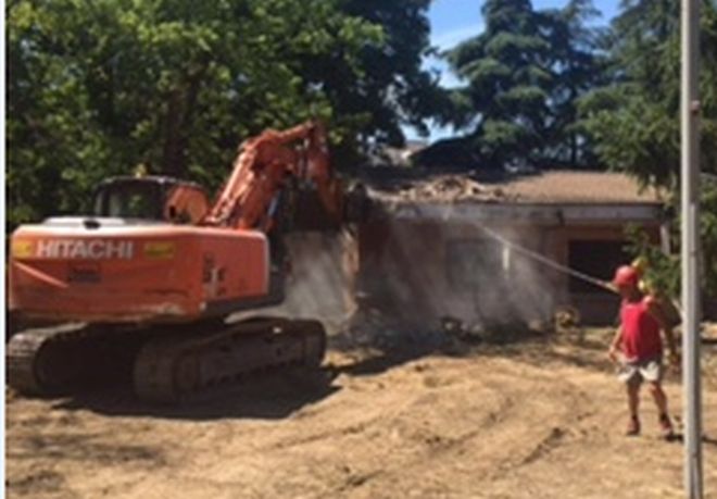 Tortona, iniziata la demolizione dell’ex scuola “Peppino Sarina” al rione Oasi