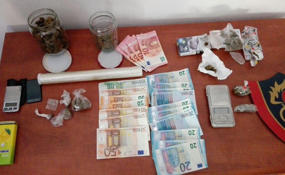 Ovada, 18enne arrestato per spaccio, sequestrata droga e soldi