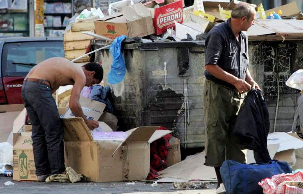 Imperia, ai migranti vitto e alloggio gratis, gli italiani costretti a frugare tra i rifiuti di un supermercato