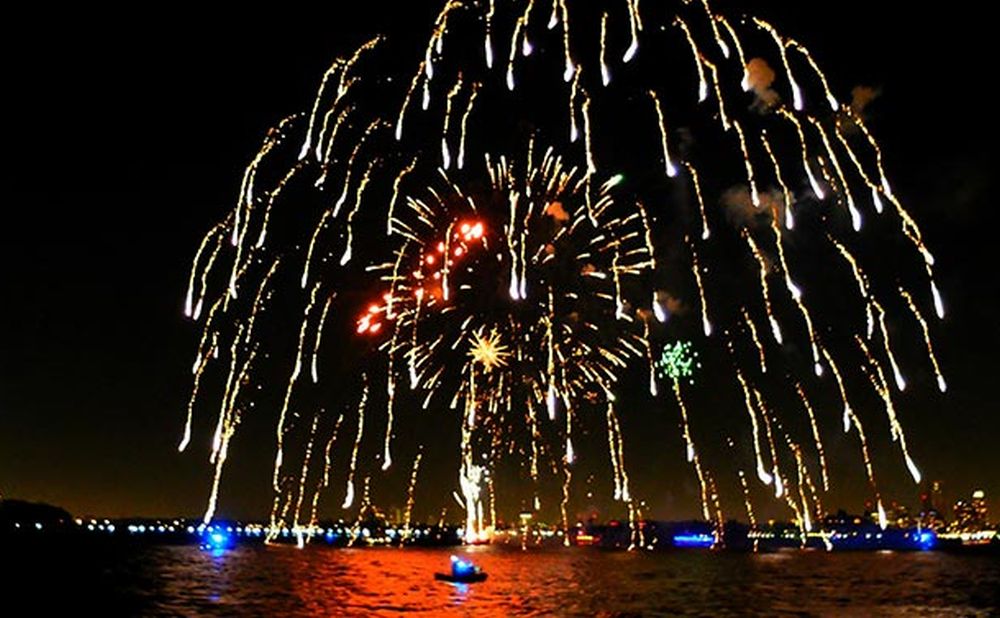 Diano Marina svegliata da fuochi artificiali in spiaggia, forse abusivi. La “Cappella” di chi li ha fatti