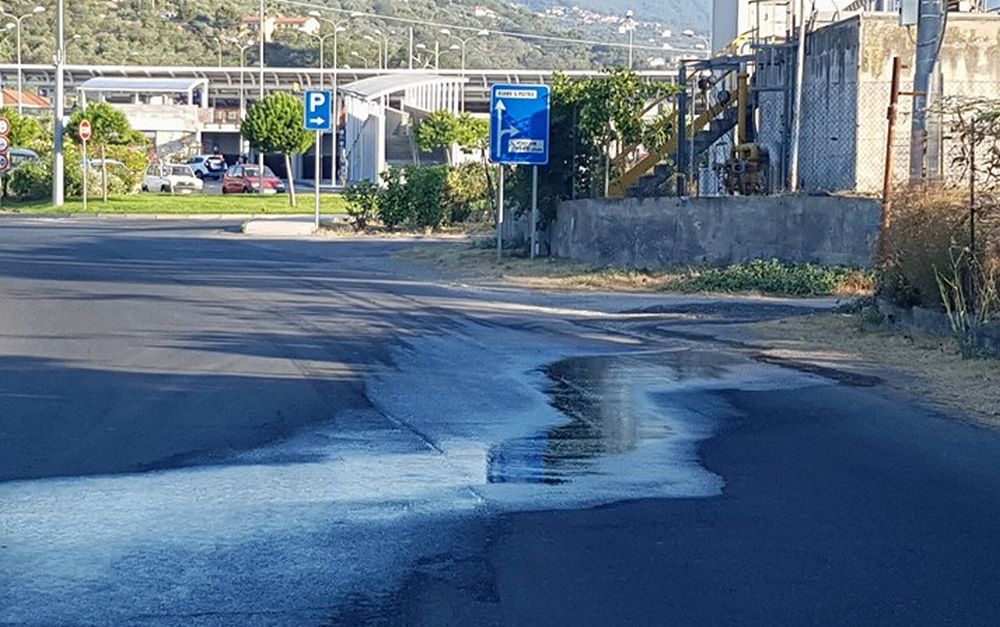 Allagata la strada che porta alla stazione di Diano: nuovo guasto al Depuratore? La gente si lamenta e spera venga chiuso presto