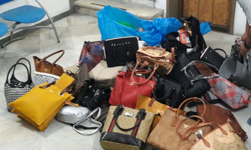 Tre venditori abusivi fermati sulla passeggiata di Diano Marina dai Vigili Urbani. Sequestrati 350 oggetti