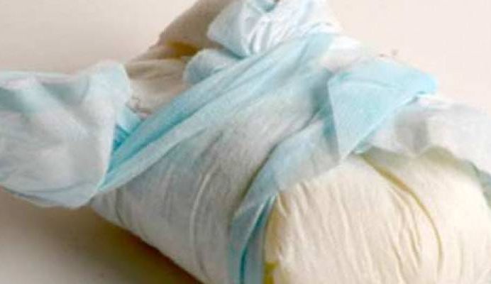 Donne straniere cambiano i pannolini e li lasciano sulle nostre spiagge./Il racconto