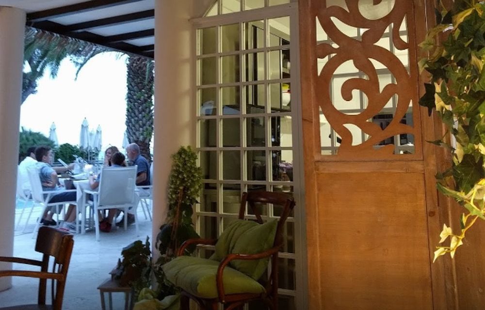 Venerdì da Panta Rei a Diano Marina in mezzo al verde e di fronte al mare si presenta il libro “Vita con Lloyd”