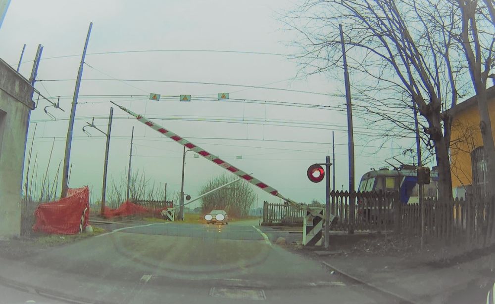 Il passaggio a livello è chiuso ma lui lo apre e passa con l’auto. Denunciato un acquese