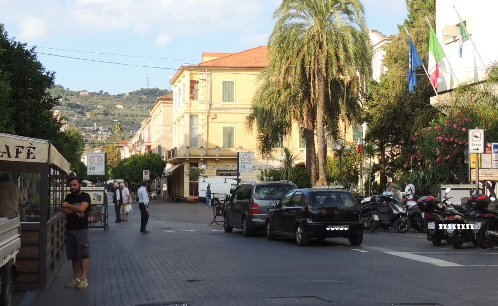 Basta auto in piazza del Comune a Diano Marina: diventa Ztl ed è aperta per le merci solo fino alle 10,30