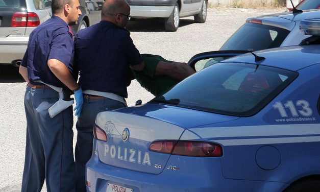 Sanremo, anziano di 80 anni si invaghisce della badante e minaccia con una pistola il suo fidanzato