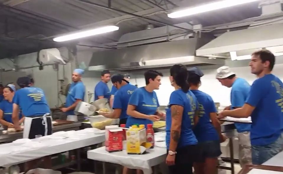 Domenica a San Bartolomeo l’ultima serata della festa dei Rebatta Buse: le immagini di chi lavora per beneficenza