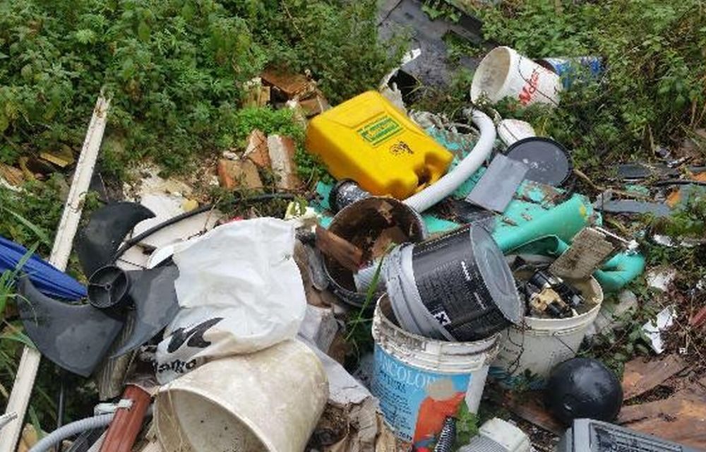 Rifiuti abbandonati alla periferia di Tortona e il Comune paga quasi 9 mila euro per rimuoverli
