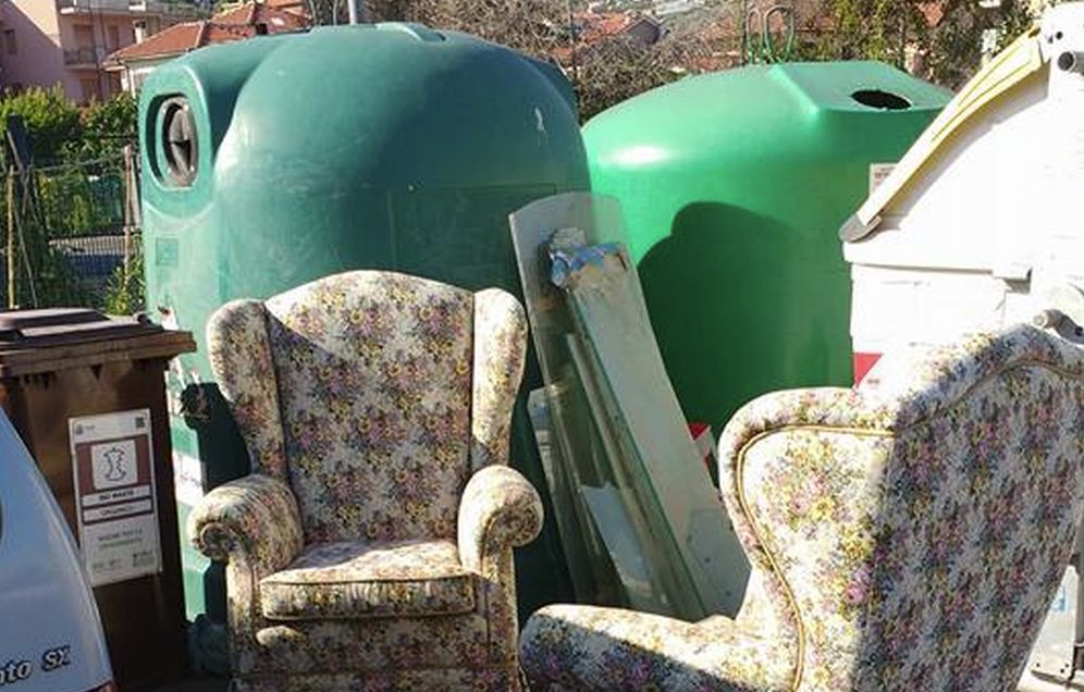 Diano Marina via Giaiette: la maleducazione di chi abbandona i rifiuti in strada e non chiama il numero verde