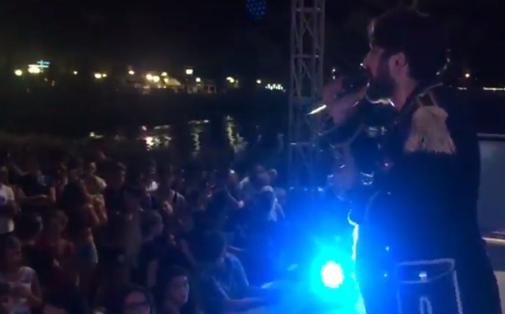 Bagno di folla a Diano Marina per il cantautore locale Simone Alessio sul palco del Molo delle tartarughe