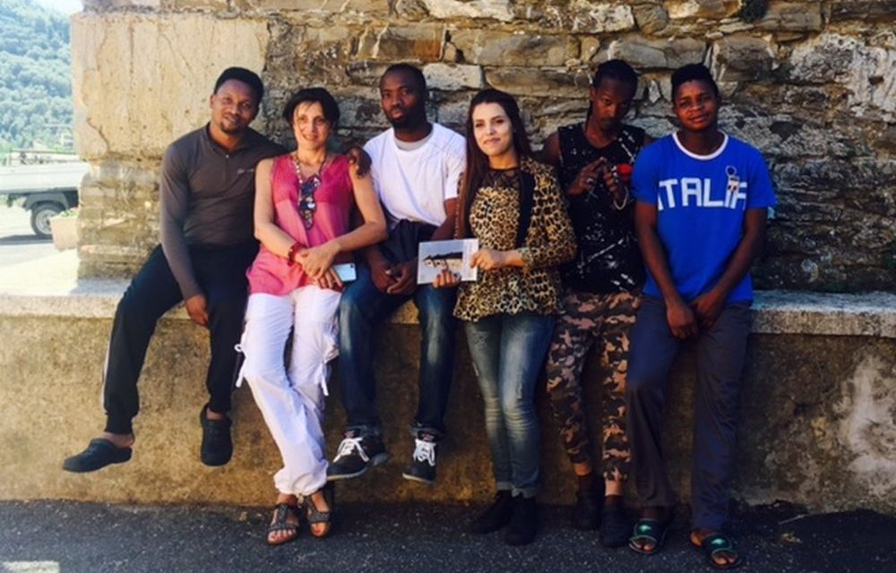 A Vasia l’associazione InforMare ha spiegato agli stranieri come si fa ila Raccolta differenziata dei rifiuti