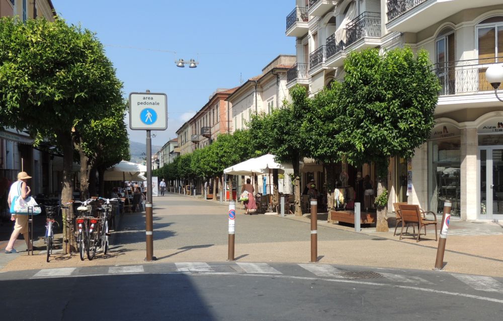 Niente biciclette nell’area pedonale di Diano Marina! La disposizione verrà ricordata con 10 appositi cartelli