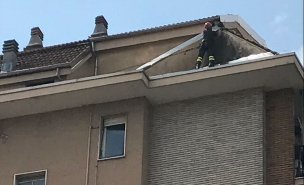 I pompieri di Tortona si arrampicano su un un palazzo in corso Don Orione come l’Uomo Ragno per togliere un lamiera pericolante