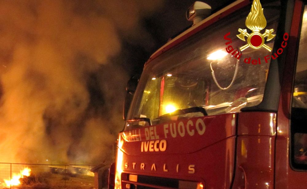 Un incendio vicino al cimitero di san Salvatore Monferrato