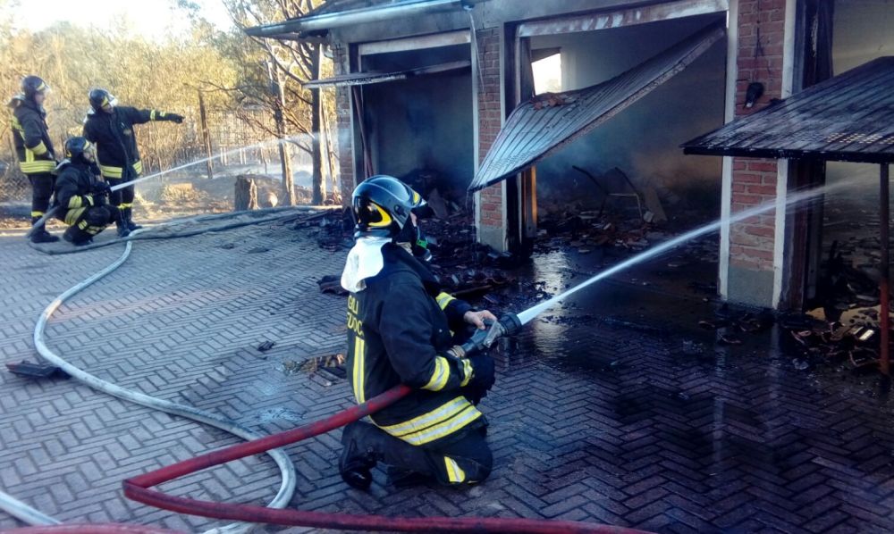 Inferno a Villalvernia, dalle 19 bruciano campi, sterpaglie, ma anche garage e auto. Pompieri in loco da tutta la provincia