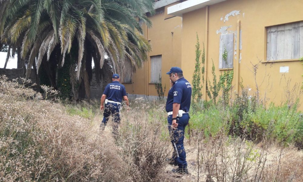 La Polizia Municipale di Diano Marina scopre un deposito di giocattoli non a norma e abiti pronti a vendere in spiaggia