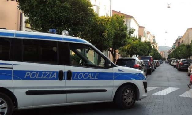 I Vigili urbani di Diano Marina si allenano a sparare al poligono
