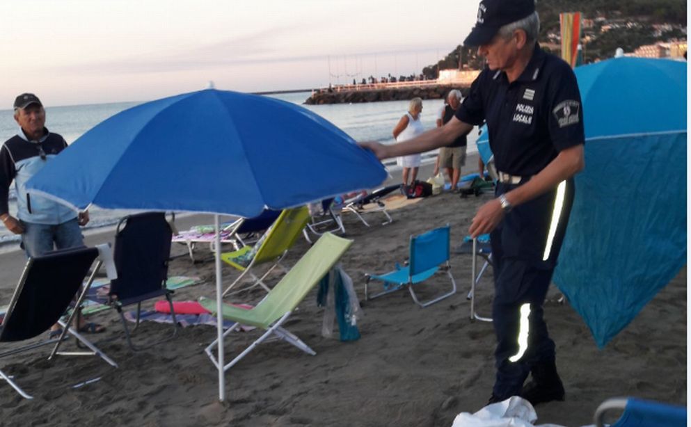 Blitz all’alba a Diano Marina contro i “Furbetti dell’ombrellone” che tenevano il posto in spiaggia lasciando sdraio e asciugamani. Le immagini