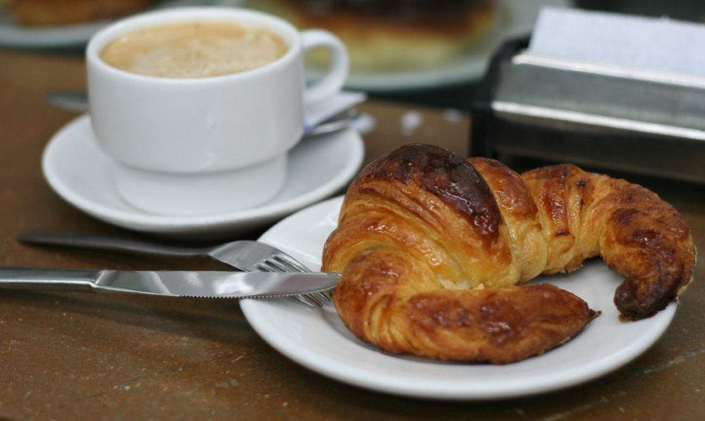 A Tortona migranti chiedono lo sconto sulle brioches al bar e quando la barista glielo nega, viene coperta di insulti: “Sei razzista”