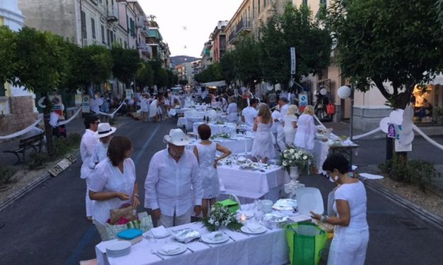 Mercoledì 15 agosto torna la “Cena in Bianco” a Diano Marina. Le regole per partecipare gratis