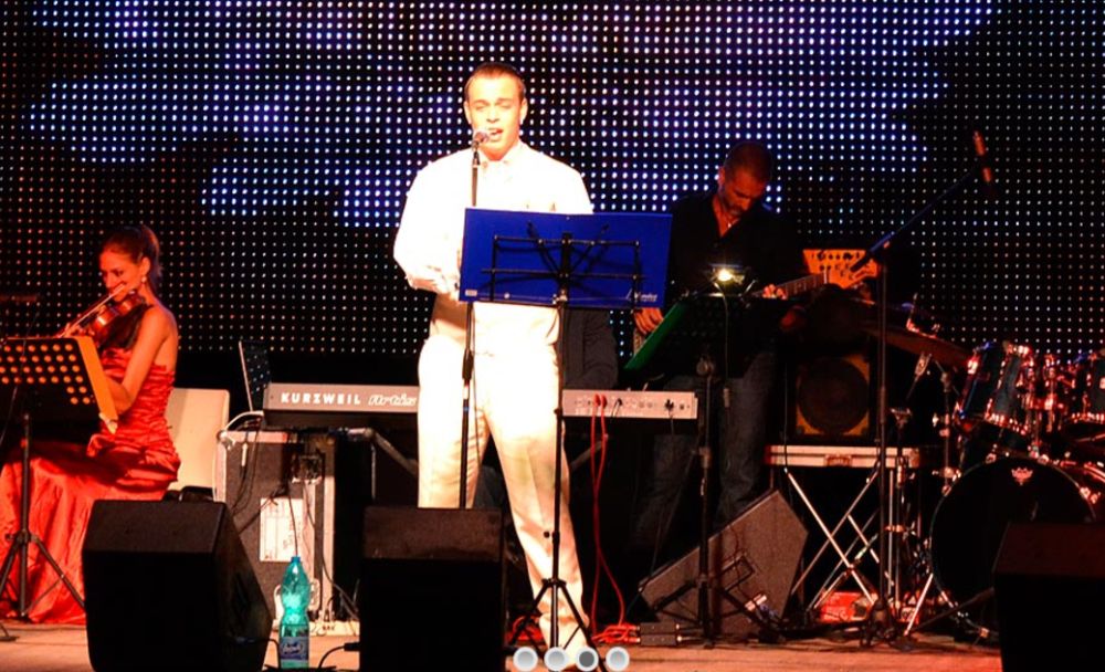 Musica Lirica e cabaret giovedì a Diano Marina col tenore Davide Pastorino, accompagnato dall’orchestra Portofino Band