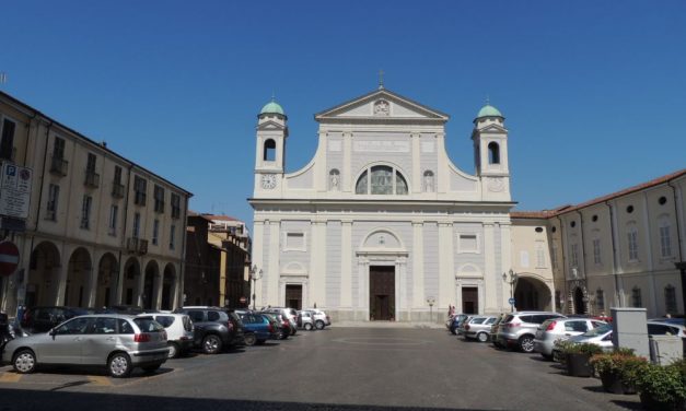 Scippo con furto nella centralissima piazza Duomo a Tortona