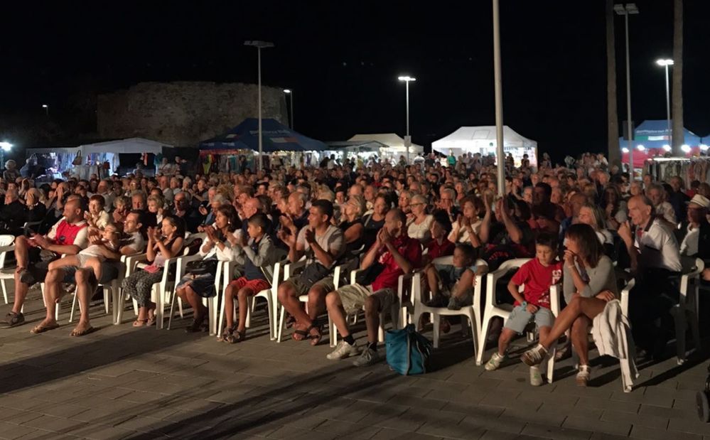 Un successo il cabaret a San Bartolomeo. Applausi a Bruce Ketta, stasera Enrico Balsamo e domani Claudio Lauretta