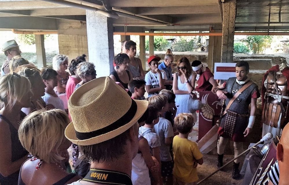 Tante persone alla scoperta della Mansio Romana a San Bartolomeo al mare./ Le immagini della gente e del luogo