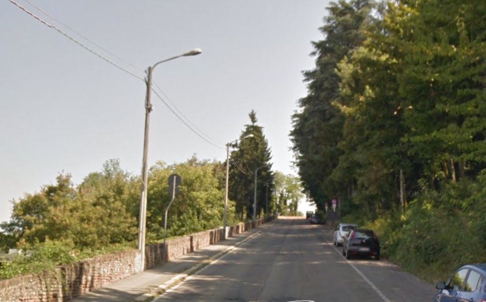 A Tortona ancora lanci di sassi contro le auto in corsa in viale Milite Ignoto. E stavolta, a quanto pare vanno a segno