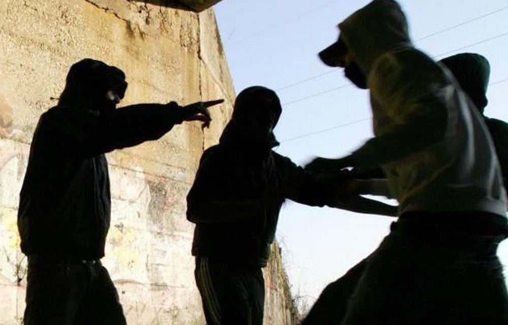 Picchiano senza motivo un giovane di colore e mettono il filmato su internet, nei guai due minorenni di Acqui Terme