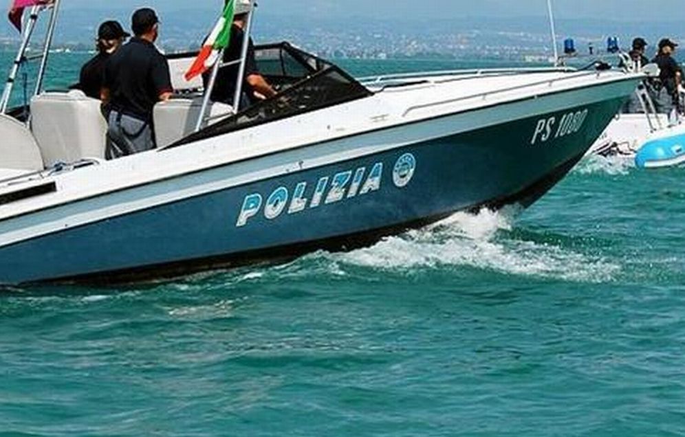 Al largo di Imperia i ricchi degli yacht gettano in mare rifiuti di ogni genere, recuperati dalla Polizia