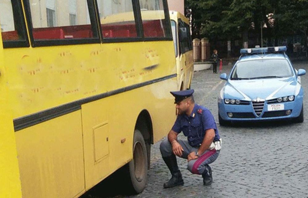 Scuolabus scassato e con problemi di sterzo trasportava i bambini in gita, fermato dalla Polstrada di Ovada