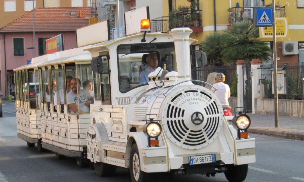 Il trenino turistico del Golfo Dianese ha avuto il 40% di utilizzatori in più dello scorso anno